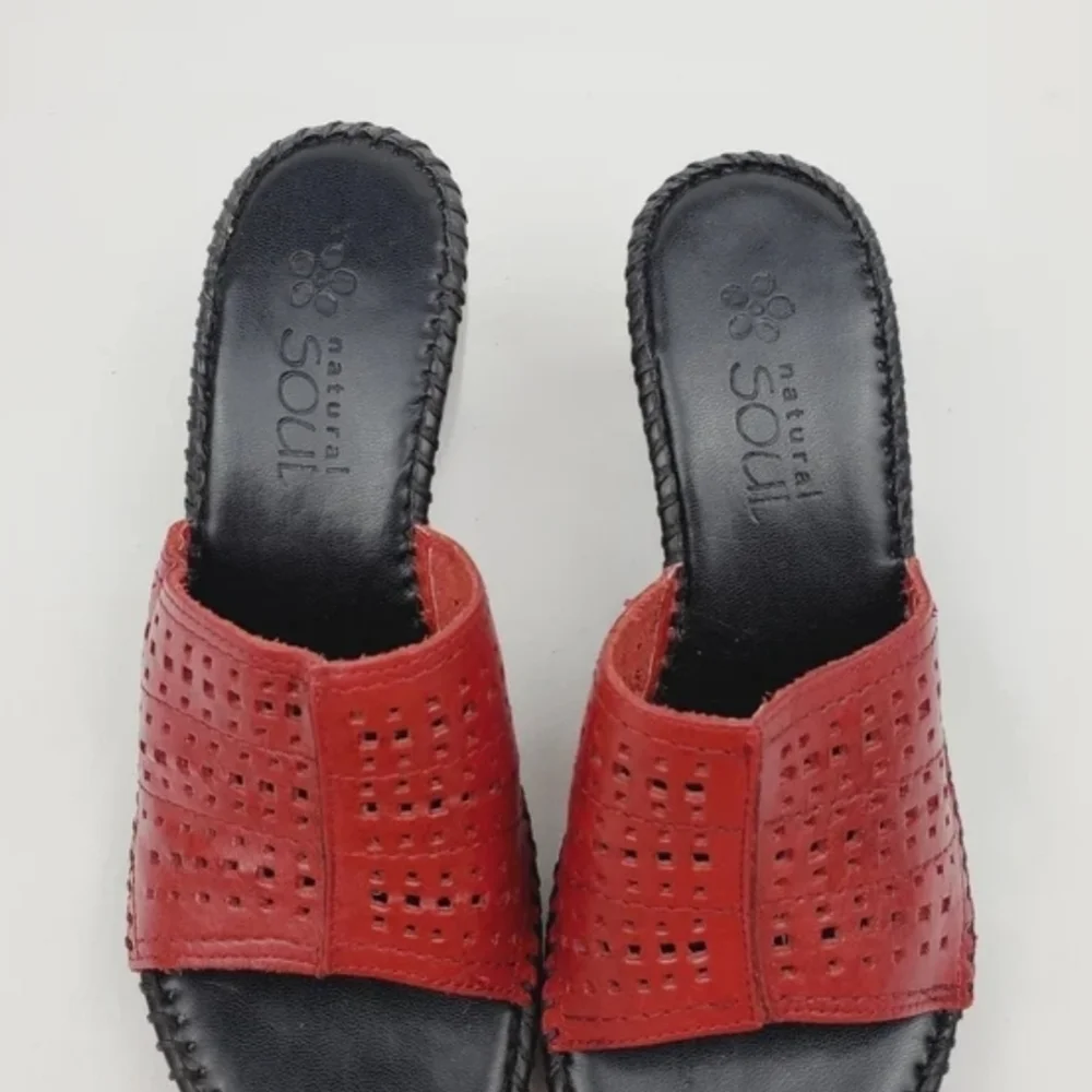 Natural soul Gillian burgundy leather wedge sandals size 6M